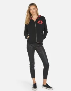 Destiny Tiger Tongue 11 Destiny Tiger Tongue -dress and personal adornment 1369 CSA 24107 BKLV 05