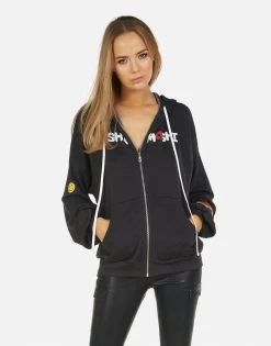 Kaliyah Peace Hand Elements -dress and personal adornment 1430 MSF 24126 ONX 03