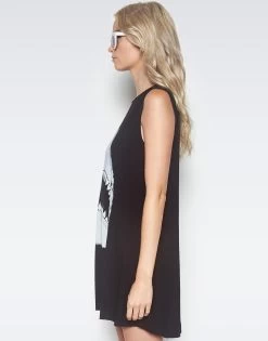 Deanna Shark 10 Deanna Shark -dress and personal adornment 3047 RSN 11935 ONYX side