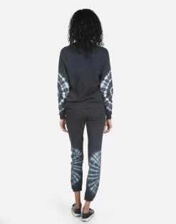 Gia Text Happy Face 31 Gia Text Happy Face -dress and personal adornment 4009 CSA 14147 LUE 14