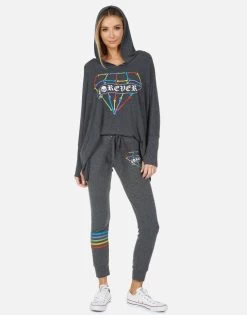 Kizzy Bone Diamond -dress and personal adornment 4056 HAC 13926 HEB 10