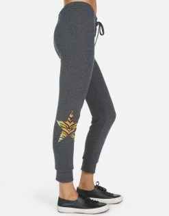 Kizzy Tiger Tongue -dress and personal adornment 4056 HAC 14109 HEB 05