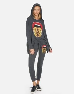 Kizzy Tiger Tongue -dress and personal adornment 4056 HAC 14109 HEB 07