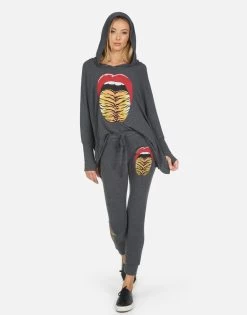 Kizzy Tiger Tongue -dress and personal adornment 4056 HAC 14109 HEB 09