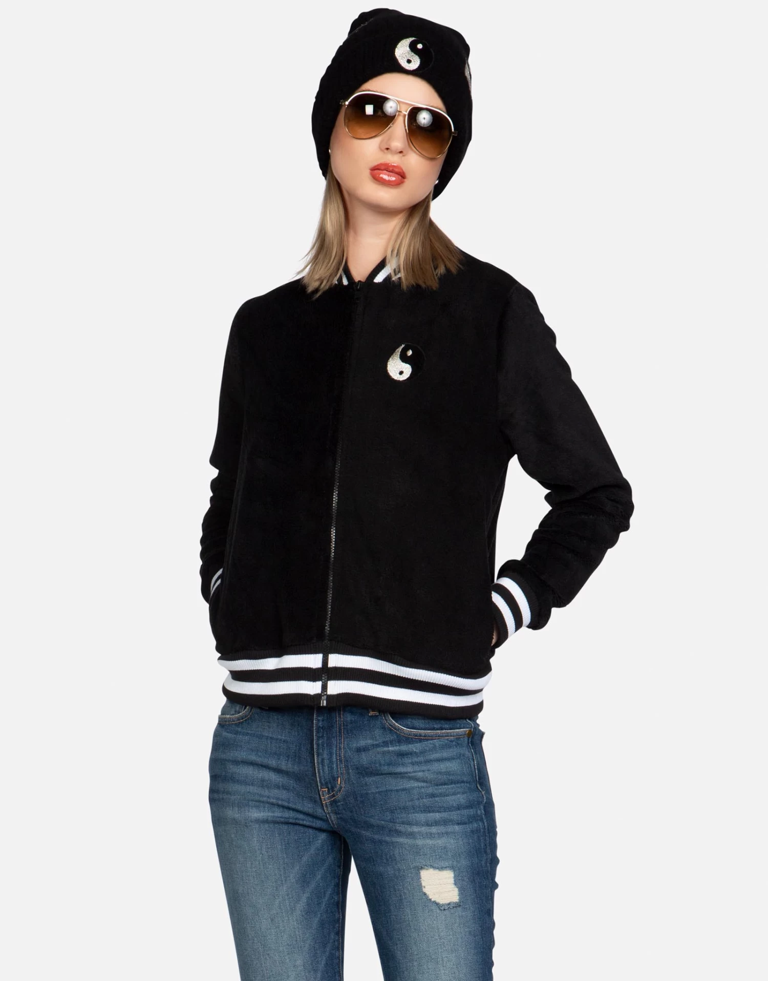 Cambria Biting Lip Yin Yang 6 Cambria Biting Lip Yin Yang - Image 4